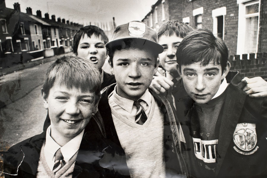 Vest-Belfast i Nordirland. Skoledrenge efter skoletid