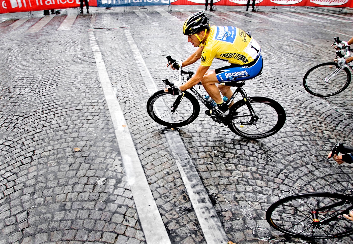 Lance Armstrong i den gule trøje vinder endnu et Tour de France