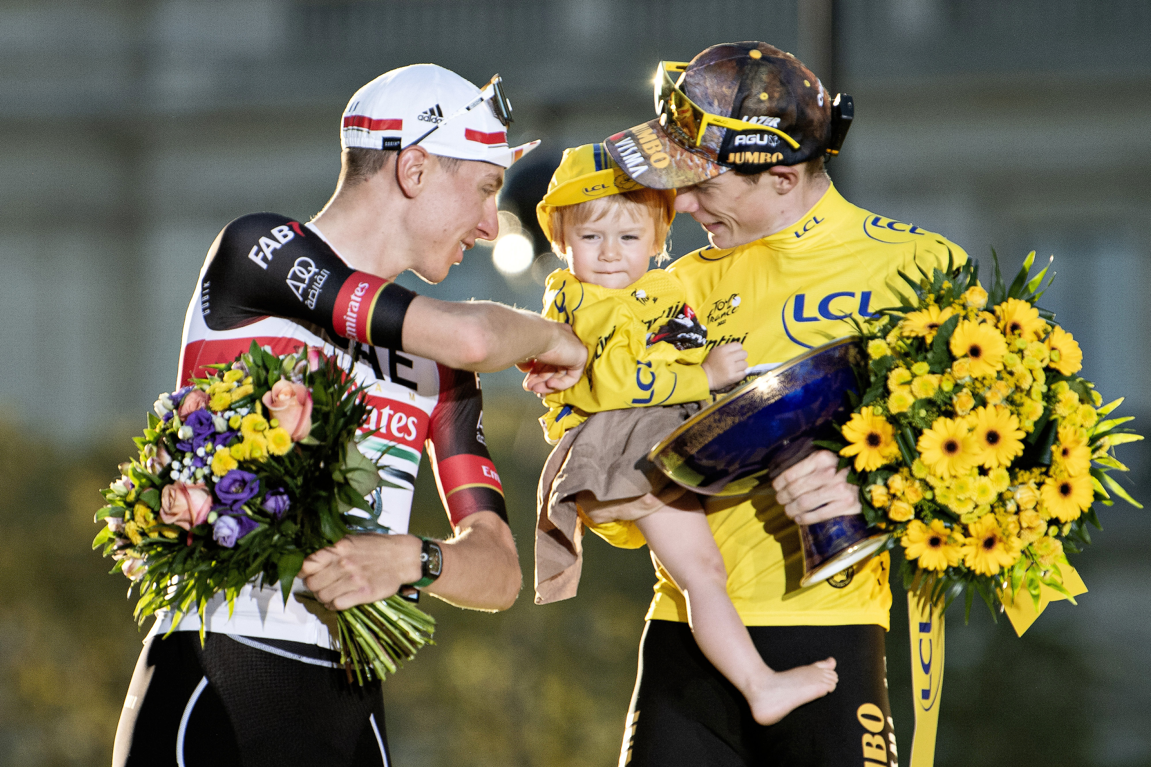 Tadej Pogačar og Jonas Vingegaard med lille Frida på sejrspodiet Tour de France 2021