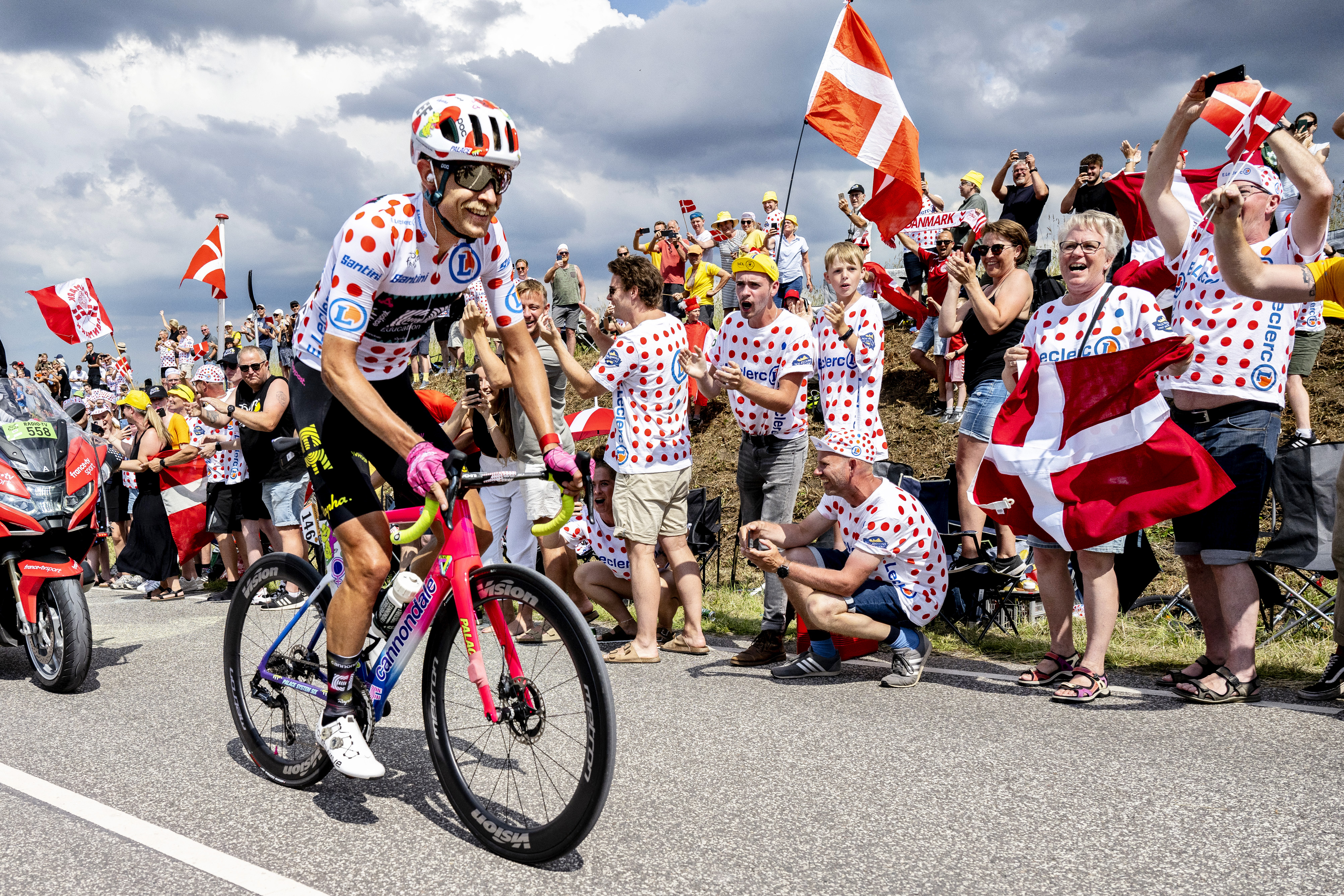 Magnus Cort iført prikket bjergtrøje og stort smil under Tour de France i Danmark.